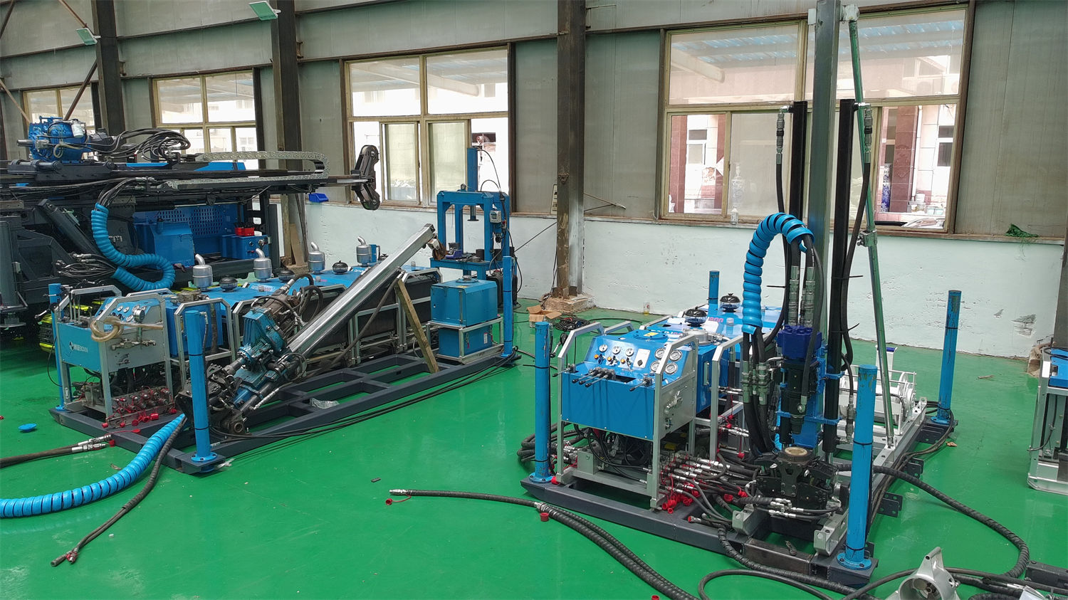 O que o valor de rotação de 1250 rpm restringe na extração de testemunhos em furos profundos
