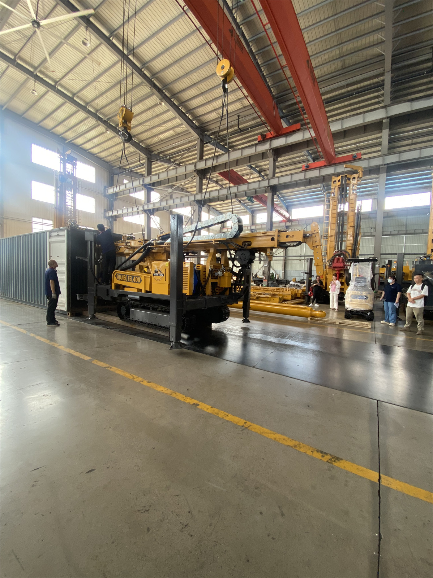 Compartilhamento de um único rig de circulação reversa sobre esteiras WR600RC entre poços profundos e exploração profunda: quais condições de operação precisam ser alternadas