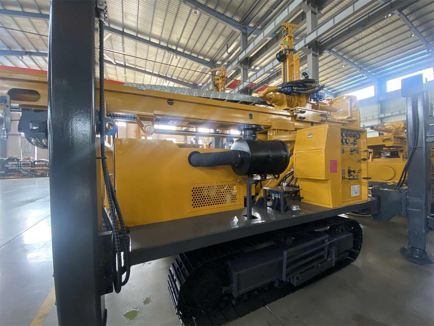 Aquisição da WR220SE: perfuratriz de poço de água mini sobre esteiras de 220 m — quais condições de acesso devem ser confirmadas antes de trabalhar em locais estreitos com corpo de aproximadamente 4,7 t e operação água/ar?