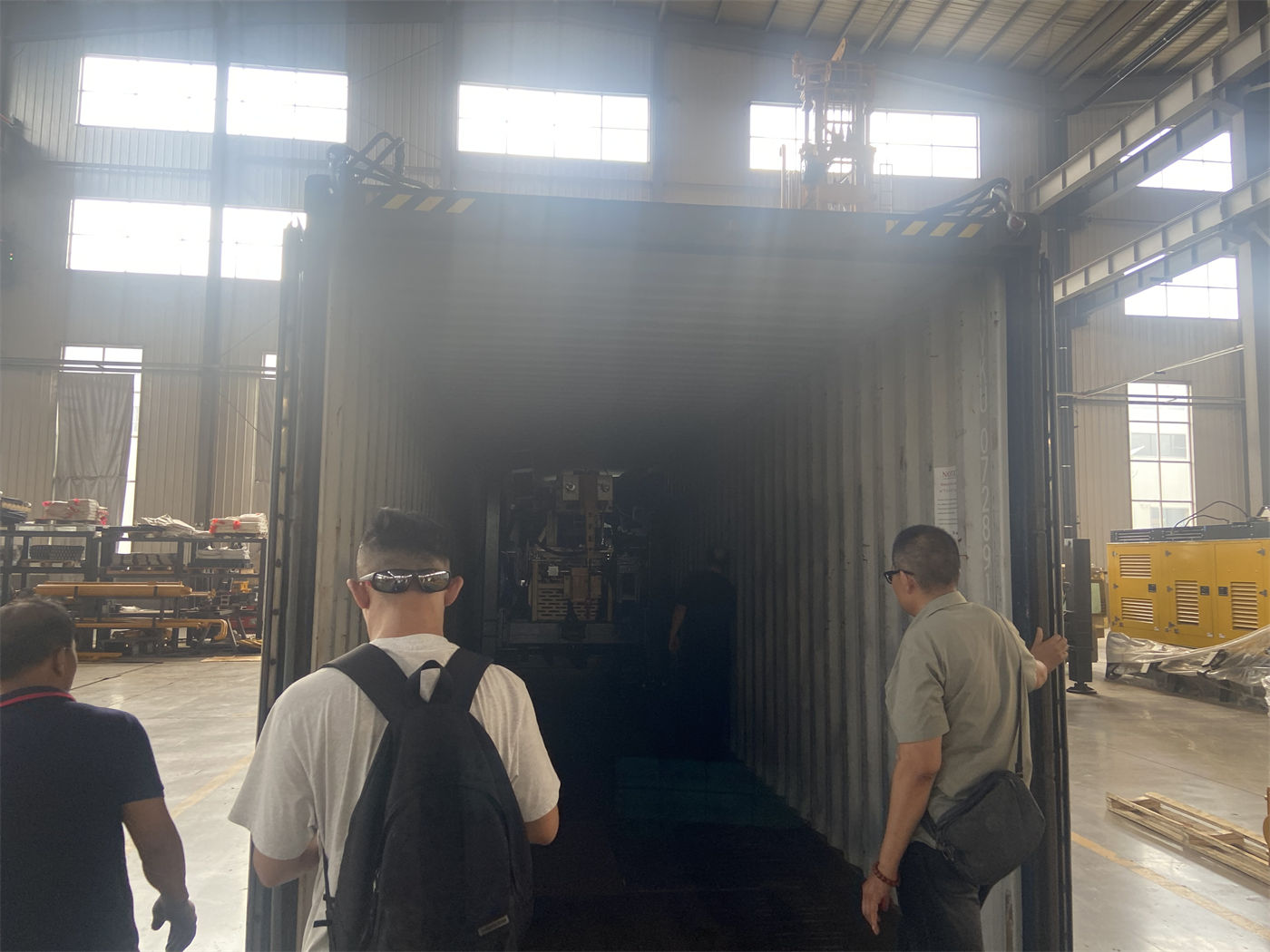 Na compra de perfuratriz de poço de água, quais impactos a marca e a configuração de potência do motor diesel têm na construção em regiões de altitude elevada, alta temperatura ou frio, e o que precisa ser verificado?