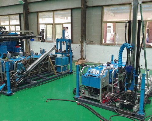 O que o valor de rotação de 1250 rpm restringe na extração de testemunhos em furos profundos